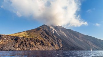 Erupción del Stromboli en Italia: la actividad del volcán deja al menos un muerto y desata el pánico entre los turistas