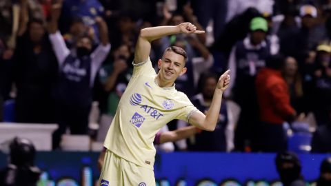 El futbolista de las Águilas del América, Álvaro Fidalgo celebra un gol en la victoria ante Puebla.