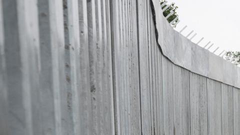 Encuentran casi 100 refugiados desnudos entre Grecia y Turquía