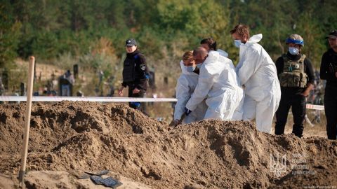 Ucrania exhumó 78 cuerpos de civiles asesinados en ciudades recuperadas