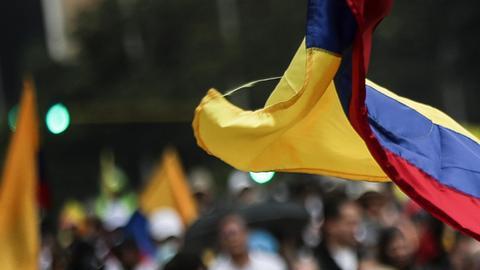 Protestan en Colombia contra medidas del Gobierno de Gustavo Petro