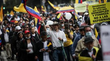 Protestan en Colombia contra medidas del Gobierno de Gustavo Petro