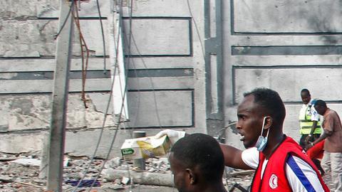 Somalia: suman 100 muertos y 300 heridos por coches bomba
