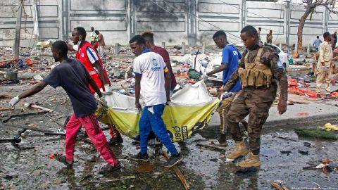 Somalia: suman 100 muertos y 300 heridos por coches bomba