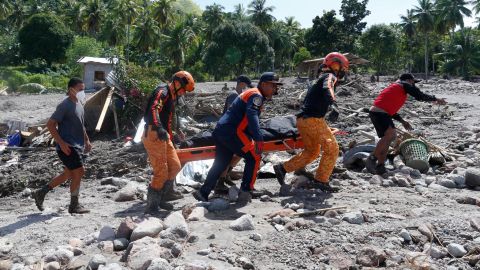 Aumenta a 98 el saldo de víctimas de tormenta en Filipinas