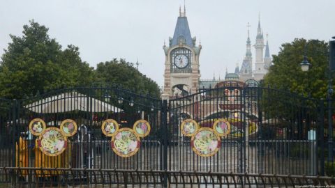 Visitantes de Disney Shanghái quedan atrapados tras anuncio repentino de cierre por COVID
