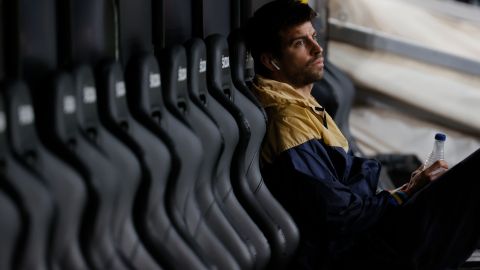 El defensa del FC Barcelona Gerard Piqué en el banquillo antes de comenzar el partido de la jornada 12 de LaLiga ante el Valencia.