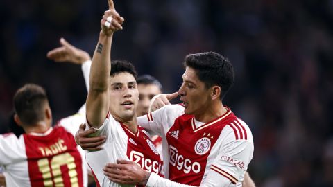 El defensor mexicano Jorge Sánchez (izquierda) celebrando su primer gol con el Ajax junto a Edson Álvarez.