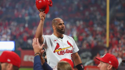 Albert Pujols celebra ante su afición el cuadrangular 701 de su carrera.