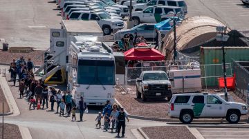 Alcalde de El Paso dejará de enviar migrantes en autobús hacia Nueva York y Chicago