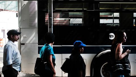 Alcalde demócrata de El Paso, Oscar Leeser, envía el doble de inmigrantes a la ciudad de Nueva York que el gobernador de Texas, Greg Abbott