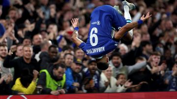 Aubameyang celebra el tercer gol del Chelsea contra el Milan.