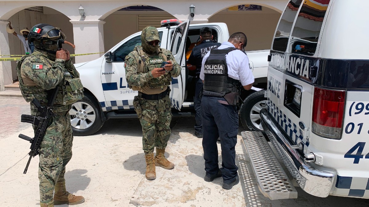 Uno de los heridos fue trasladado a un hospital de Culiacán en una avioneta particular, ya que tenía varios impactos de bala.