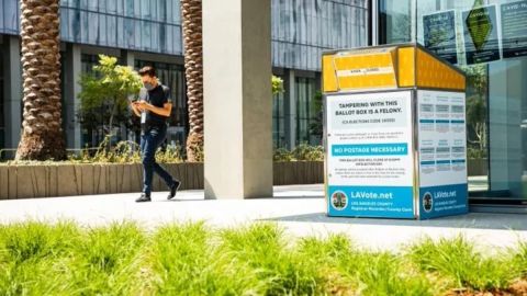 Buzón en la ciudad de Long Beach para que las personas puedan votar por correo.