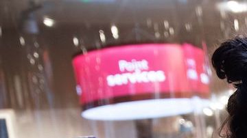 Cajera del Oxxo causa sensación por su parecido con Dua Lipa y Hailey Bieber