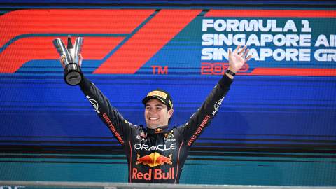 Checo Pérez celebrando su triunfo en Singapur.