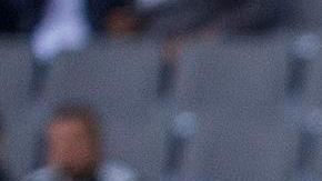 Chicharito disputa un balón en el juego del Galaxy contra el Nashville.
