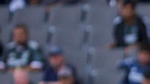 Chicharito disputa un balón en el juego del Galaxy contra el Nashville.