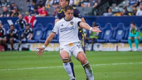 Chicharito disputa un balón en el juego del Galaxy contra el Nashville.