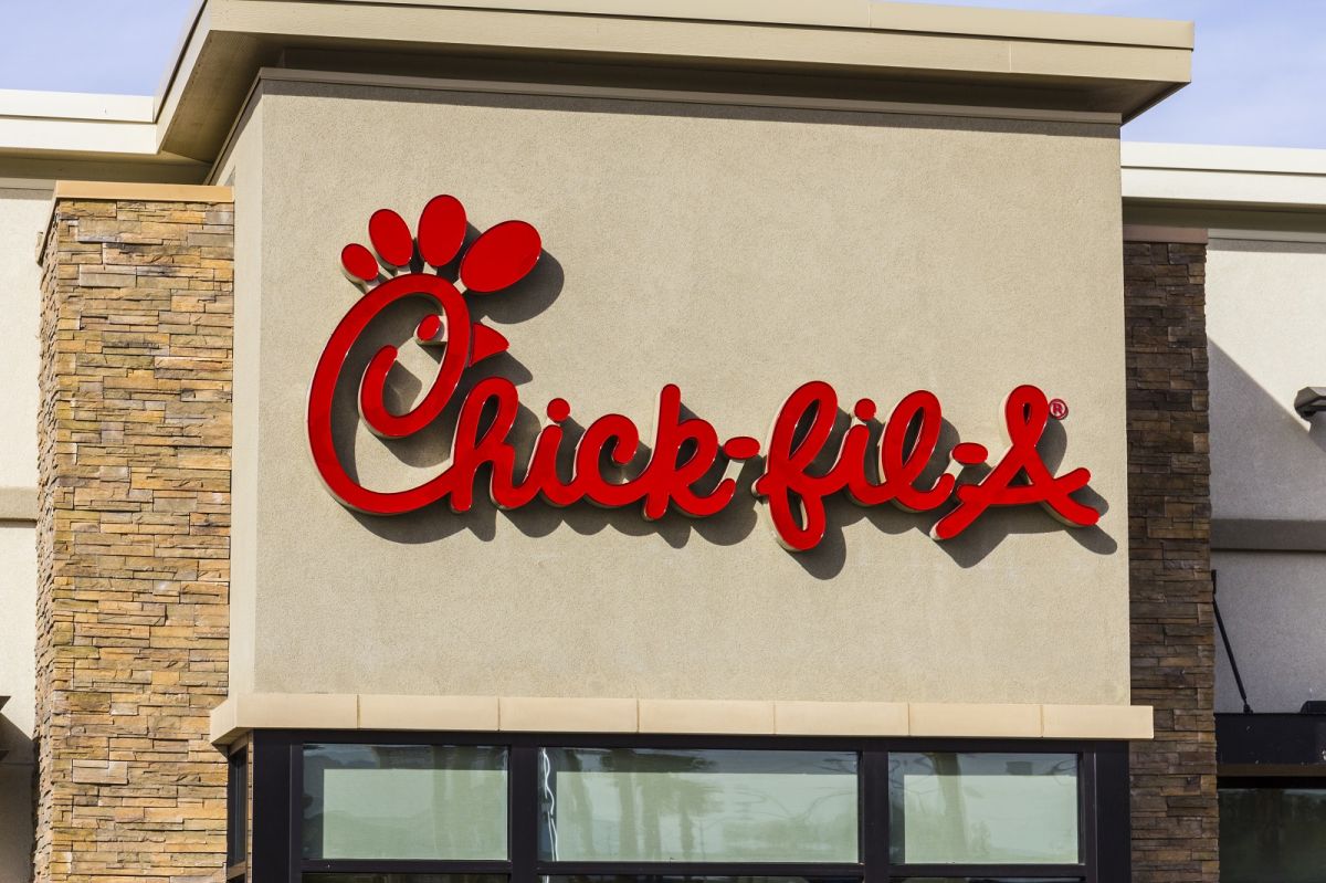 El operador de la tienda Chick-fil-A en West Memphis dijo que los empleados fueron identificados y despedidos luego de participar en un video en el que uno de ellos escupe en la comida. 