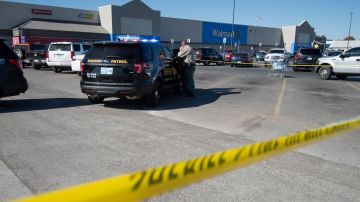 Comprador ensangrentado es baleado por policías después de arremeter contra ellos con un machete dentro de un Walmart