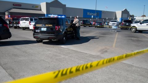 Comprador ensangrentado es baleado por policías después de arremeter contra ellos con un machete dentro de un Walmart