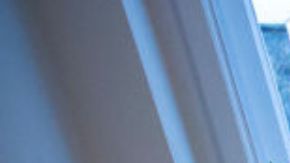 Influencer fitness de la tercera edad impacta con ejercicios en el gimnasio