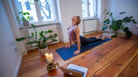 Influencer fitness de la tercera edad impacta con ejercicios en el gimnasio