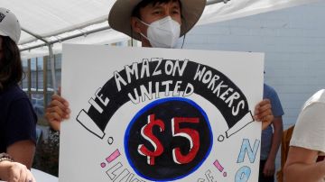 Trabajadores de Amazon continúan su lucha por un mejor salario. (Suministrada)