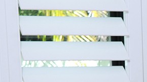 Michelle Galván de Morticia y baby Megan de Merlina para Halloween