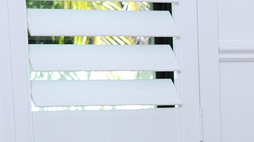 Michelle Galván de Morticia y baby Megan de Merlina para Halloween