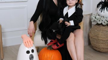 Michelle Galván de Morticia y baby Megan de Merlina para Halloween
