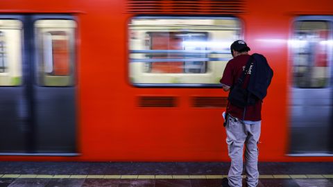 Detienen a hombre que apuñaló a tres personas en el Metro de Ciudad de México