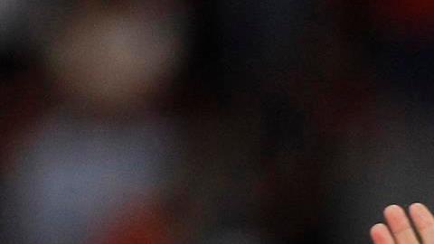 Diego Cocca, entrenador de Atlas, es homenajeado tras un partido ante Necaxa.