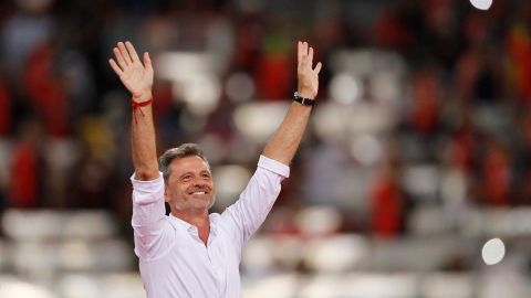 Diego Cocca, entrenador de Atlas, es homenajeado tras un partido ante Necaxa.