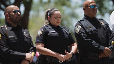 Distrito escolar de Uvalde suspende a toda la fuerza policial a raíz del tiroteo masivo que dejó 21 muertos