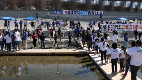Abrazos en la frontera