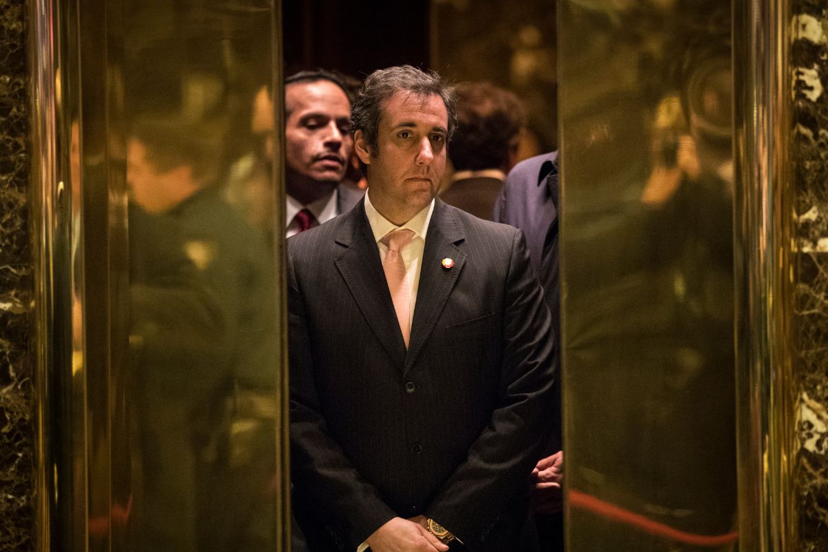 Michael Cohen, exabogado personal de Donald Trump, entra en un ascensor en la Torre Trump.