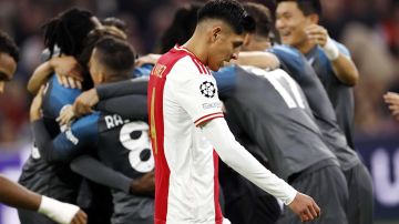 El Napoli celebra la goleada al Ajax y Edson Álvarez pasa lamentándose.