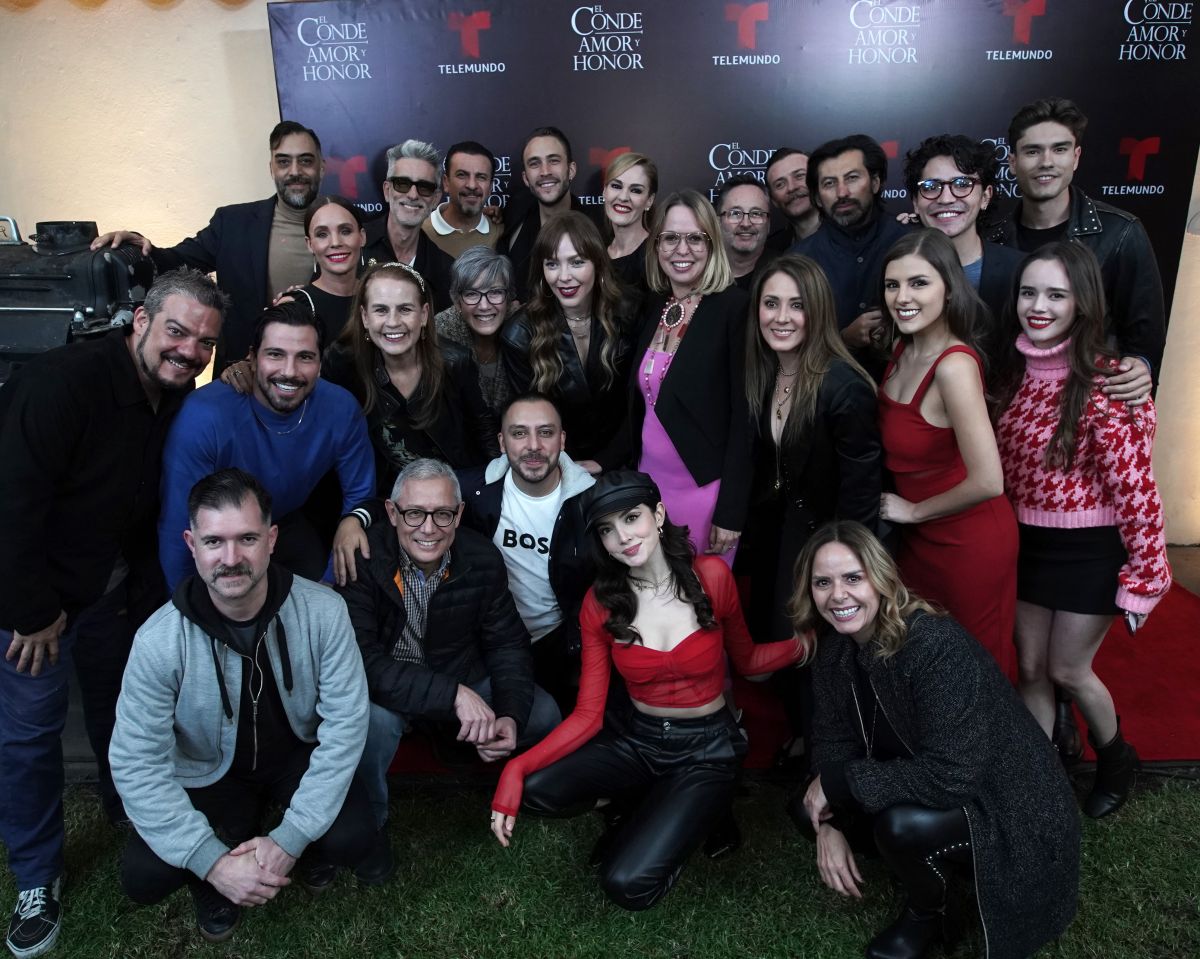 La nueva novela de época de Telemundo "El Conde Amor y Honor" celebró el final de grabaciones