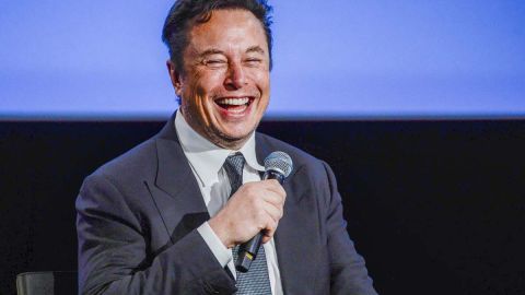 La fragancia llamada "Cabello quemado" se vende a través del sitio web de The Boring Company, de Elon Musk, y tiene un precio de $100 dólares la pieza.