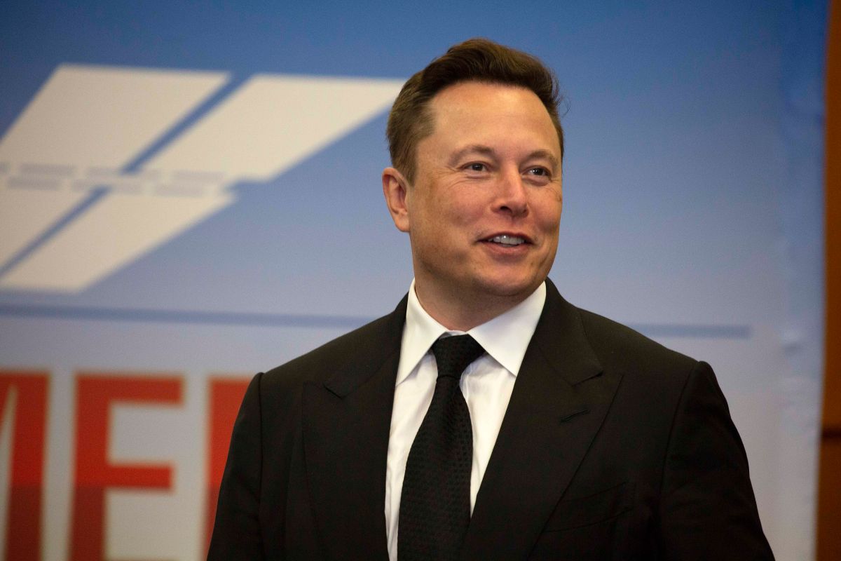 Elon Musk apareció en un video cargando un lavabo  mientras ingresa a las instalaciones de Twitter de cara a la fecha límite para cerrar el trato de compra de la compañía.