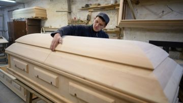 Empresa ofrece enterrarte vivo y asistir a tu propio funeral