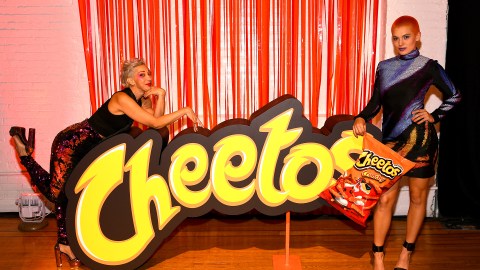 Una estatua temporal de 17 pies de altura que muestra una mano con dedos manchados de naranja sosteniendo un Cheeto fue levantada en el pueblo de Cheadle, Canadá y se exhibirá hasta el 4 de noviembre