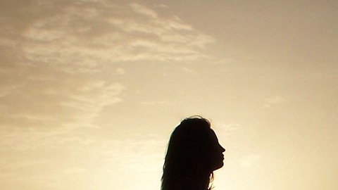 Exmaestra embarazada de alumno ahora quiere subastarse su cuerpo como madre sustituta para 'producir bebés bonitos'