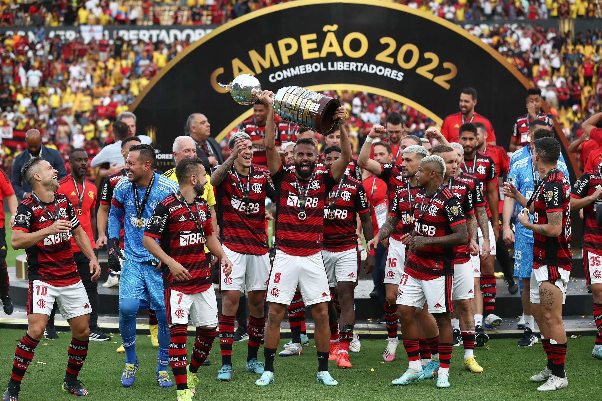 Flamengo Derrota Por La Mínima Diferencia Al Atlético Paranaense Y ...