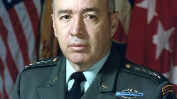 El general Richard E. Cavazos en una foto de archivo de 1980.