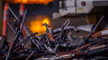 Unas 3,500 armas confiscadas a criminales, a punto de ser destruidas en la acería Gerdau. el 19 de julio de 2018 en Rancho Cucamonga, California.