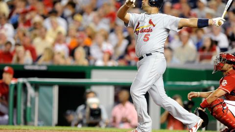 El beisbolista Albert Pujols conectando un cuadrangular con los Cardenales de San Luis en la MLB.
