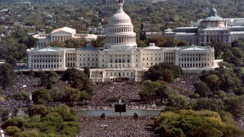 Esta fotografía tomada desde lo alto del Monumento a Washington muestra a miles de personas en el centro comercial frente al Capitolio de los Estados Unidos durante la "Marcha del Millón de Hombres" en Washington D.C., el 16 de octubre de 1995.